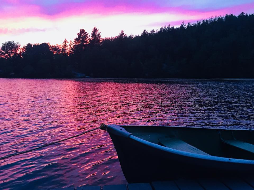 Coucher de soleil magenta sur le lac Saint-Pierre avec canot au premier plan