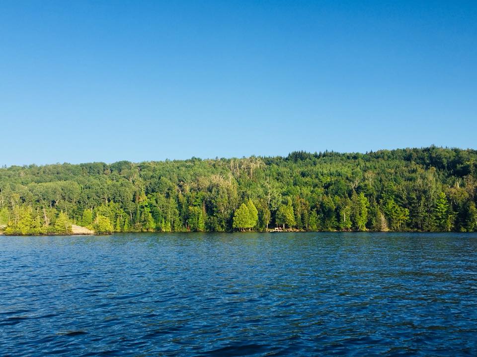 Le lac Saint-Pierre sous un ciel bleu d'ete