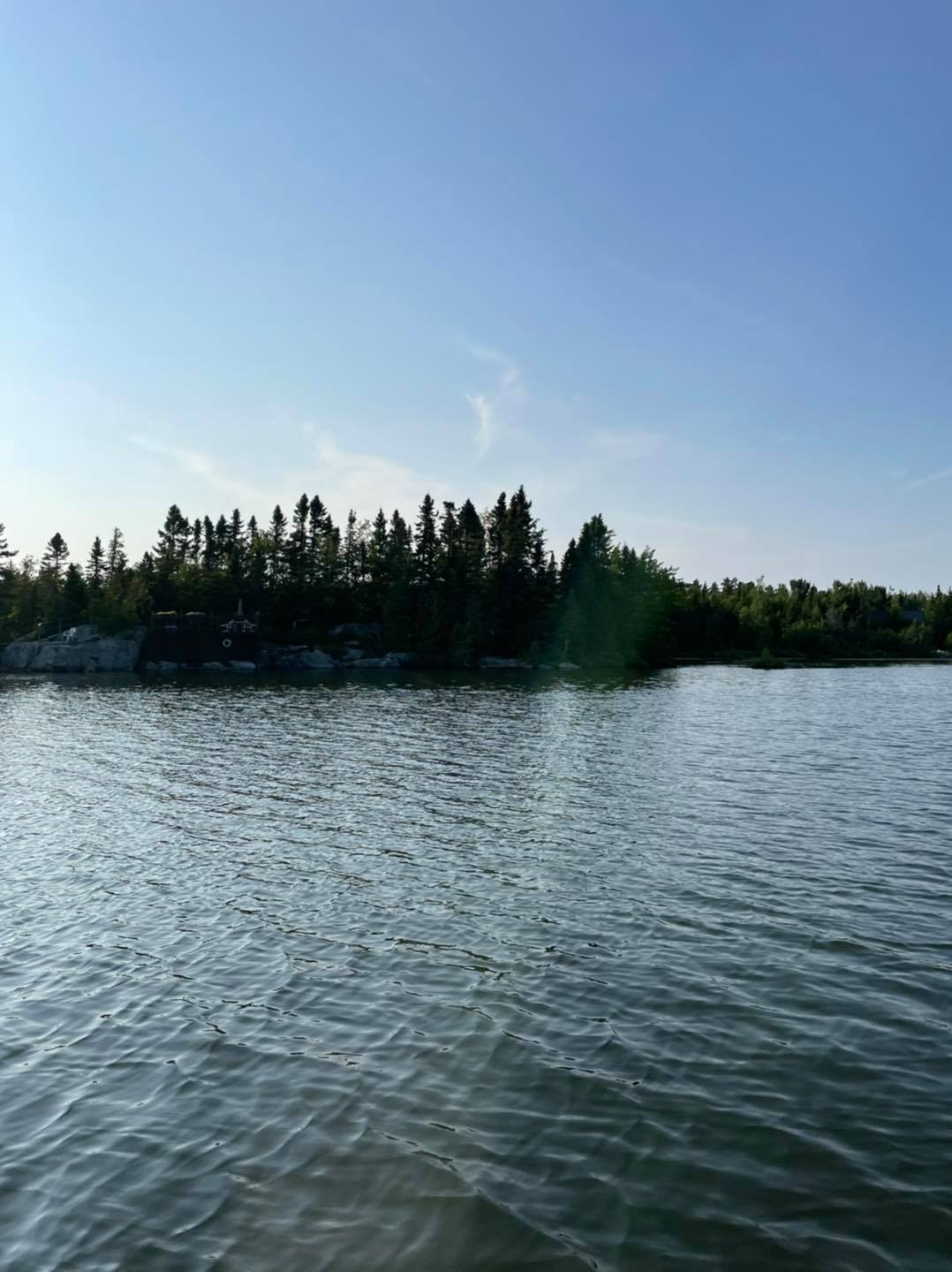 Le lac Saint-Pierre en été avec chalets et quais sur la rive