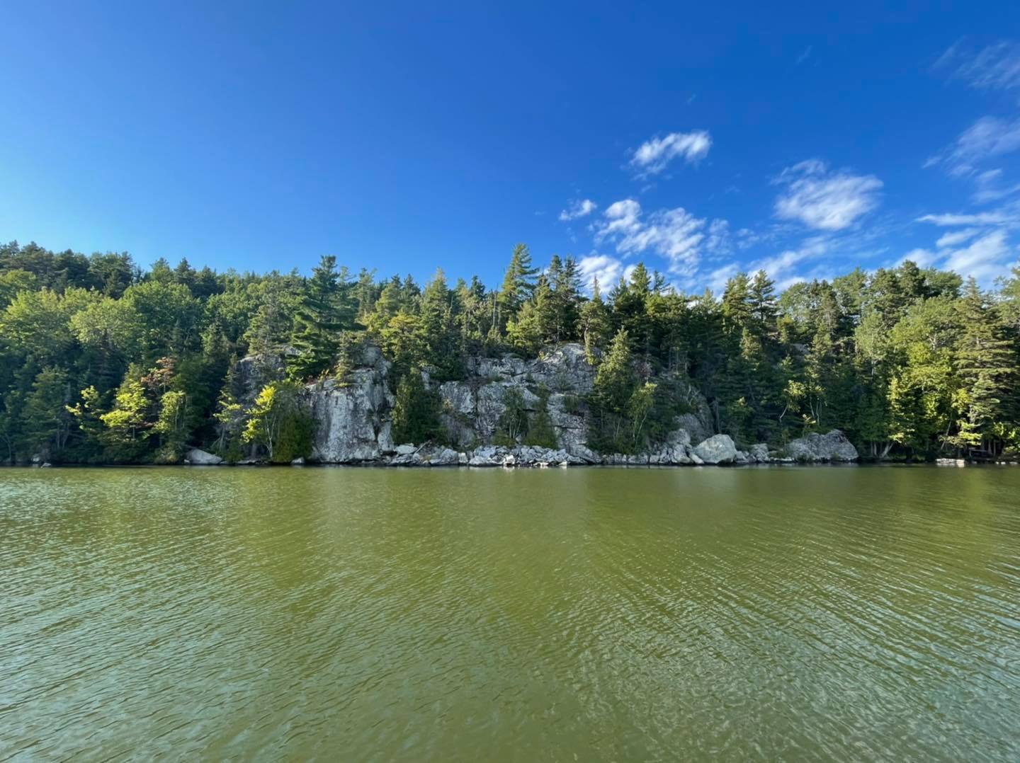 Falaise rocheuse et eau émeraude du lac Saint-Pierre