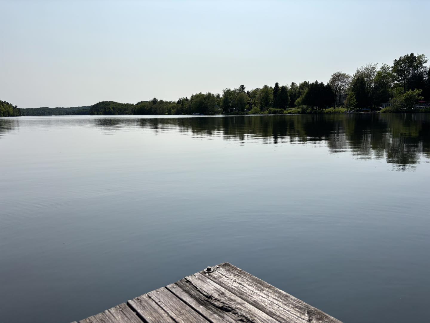 Vue sereine depuis le quai du lac Saint-Pierre