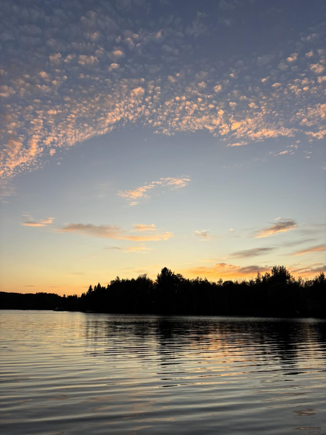 Ciel moutonnant se reflétant dans les eaux calmes du lac Saint-Pierre