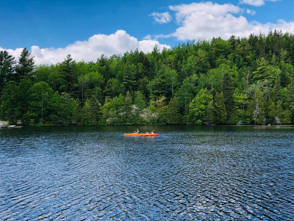 Canot orange naviguant sur le lac Saint-Pierre en été