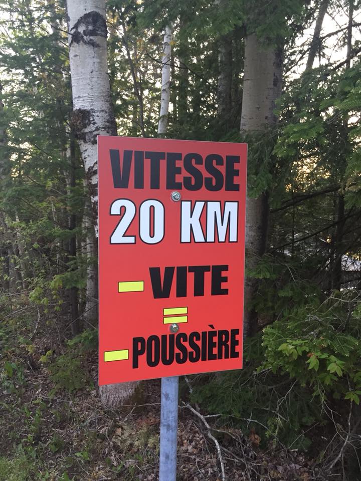 Panneau de limitation de vitesse a 20 km/h sur le chemin du lac