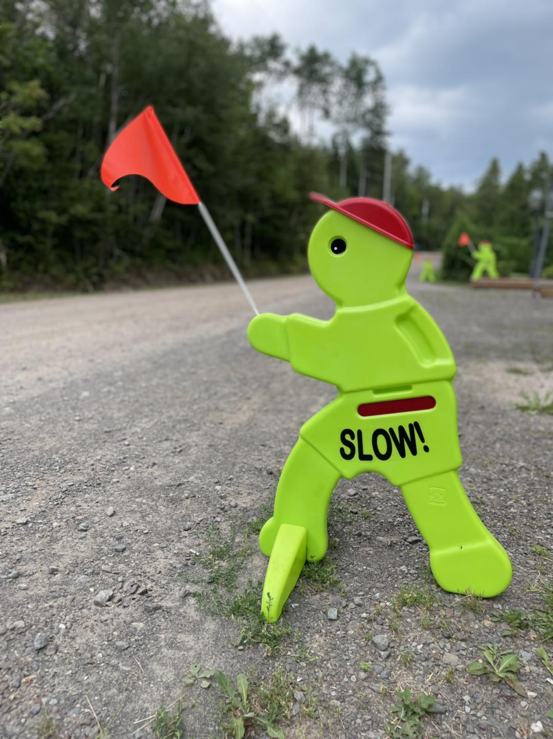 Bonhomme de sécurité rappelant de ralentir sur le chemin