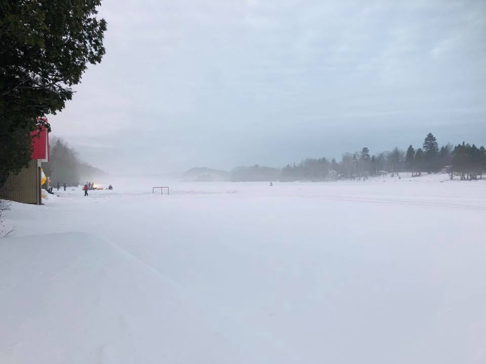 Activités hivernales sur le lac gelé avec but de hockey